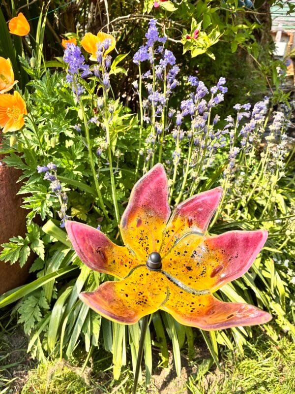Rosellas's Lily Garden Stake, fused glass garden sculpture - Image 4