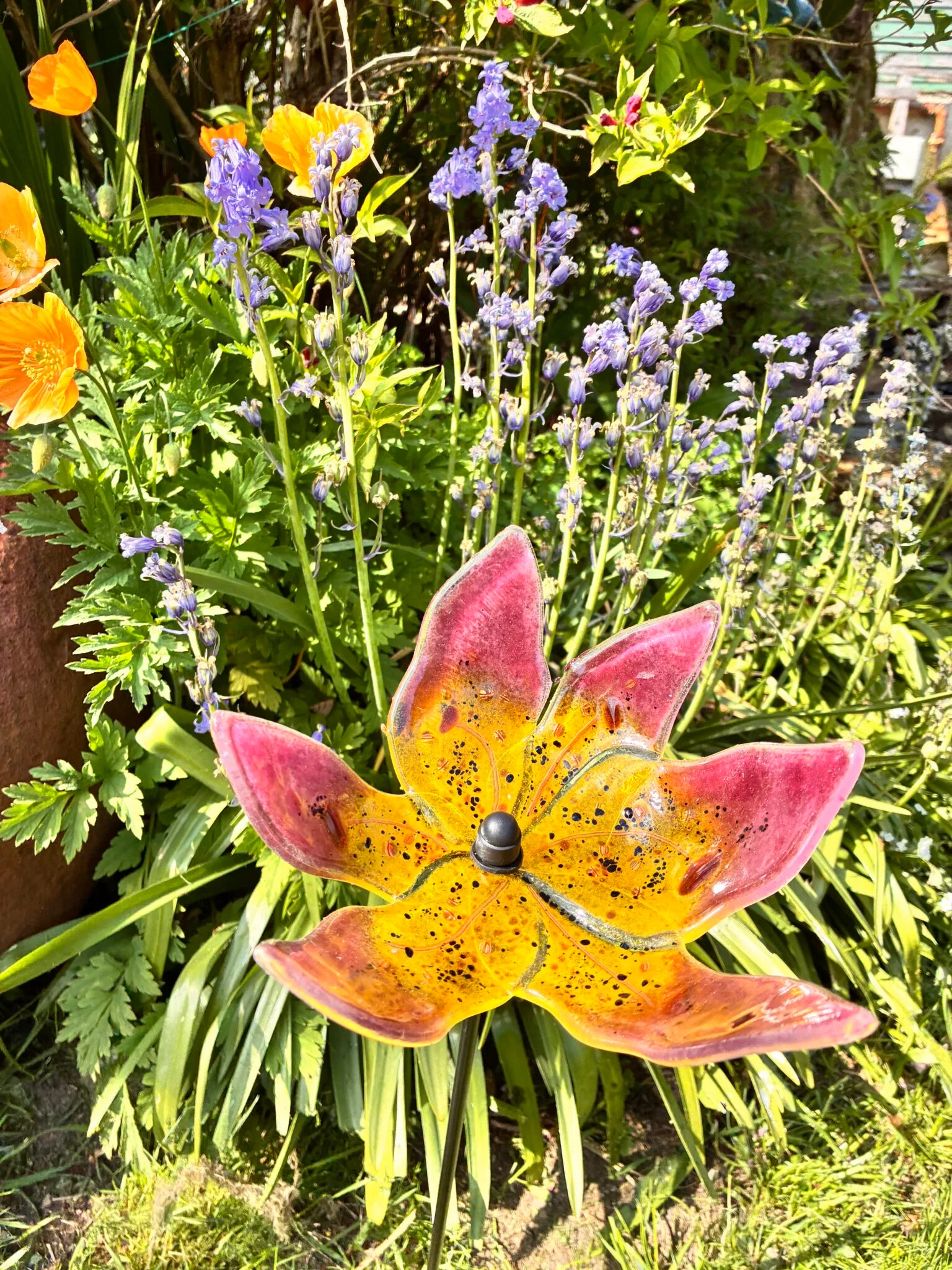 Rosellas's Lily Garden Stake, fused glass garden sculpture - Image 4