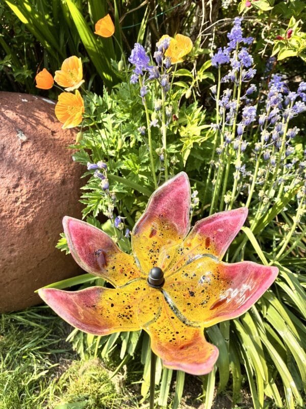 Rosellas's Lily Garden Stake, fused glass garden sculpture - Image 5