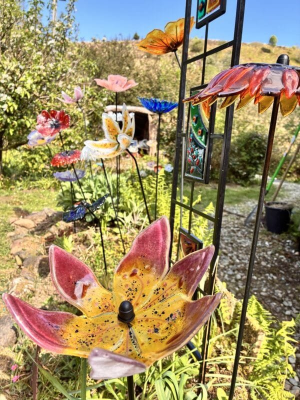 Rosellas's Lily Garden Stake, fused glass garden sculpture - Image 3