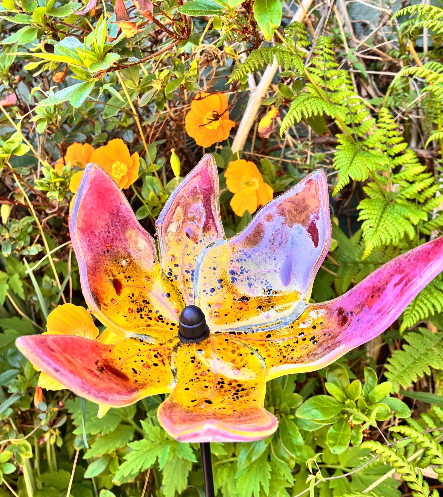 Rosellas's Lily Garden Stake, fused glass garden sculpture - Image 6