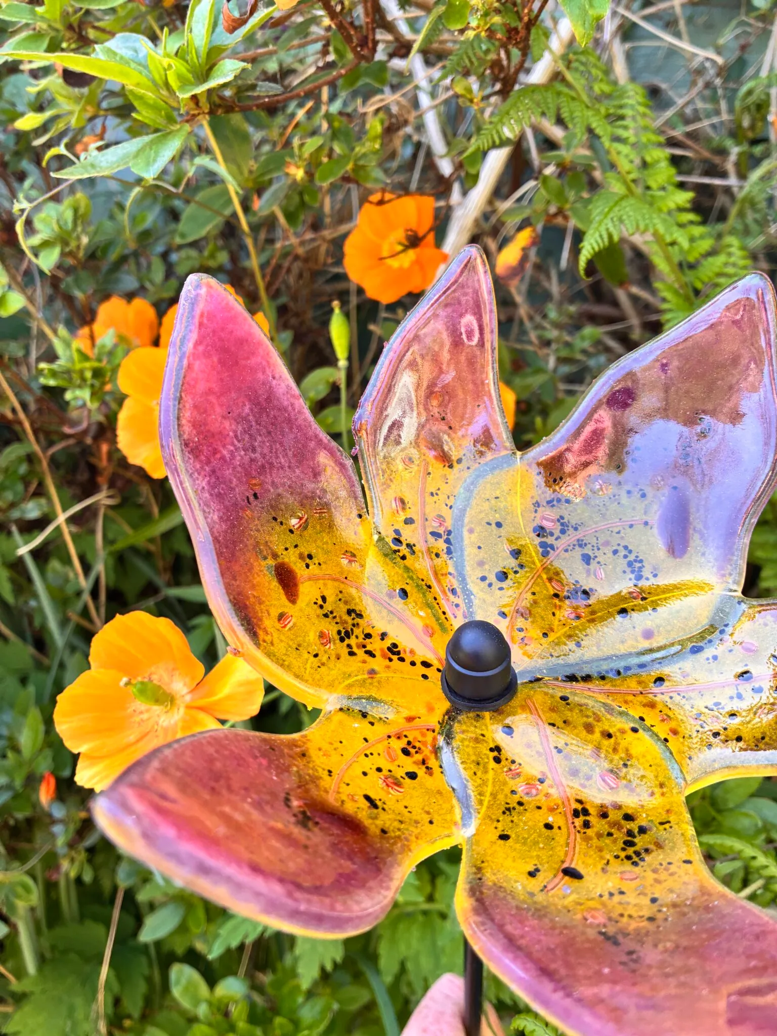 Rosellas's Lily Garden Stake, fused glass garden sculpture - Image 2