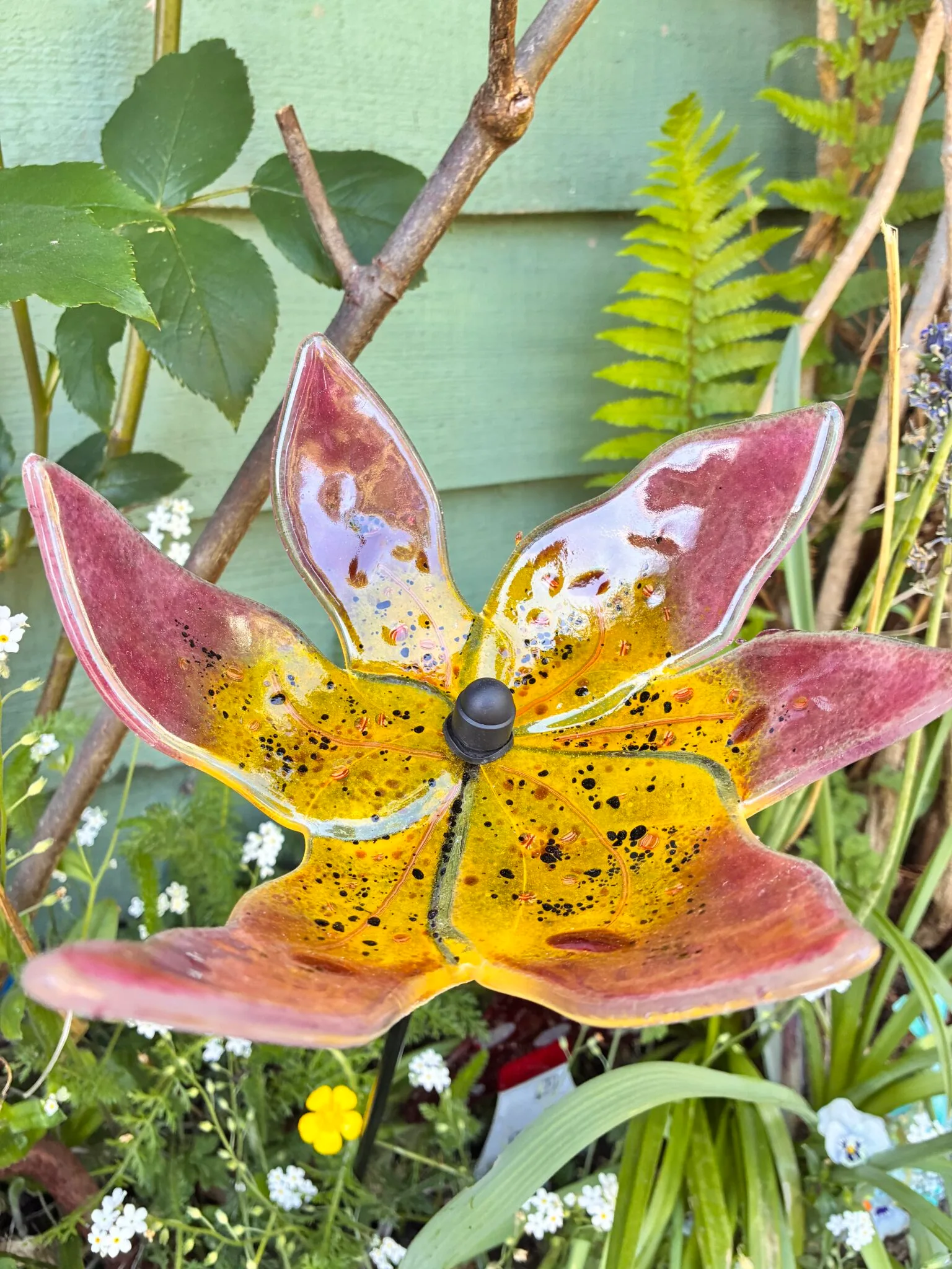 Rosellas's Lily Garden Stake, fused glass garden sculpture - Image 7