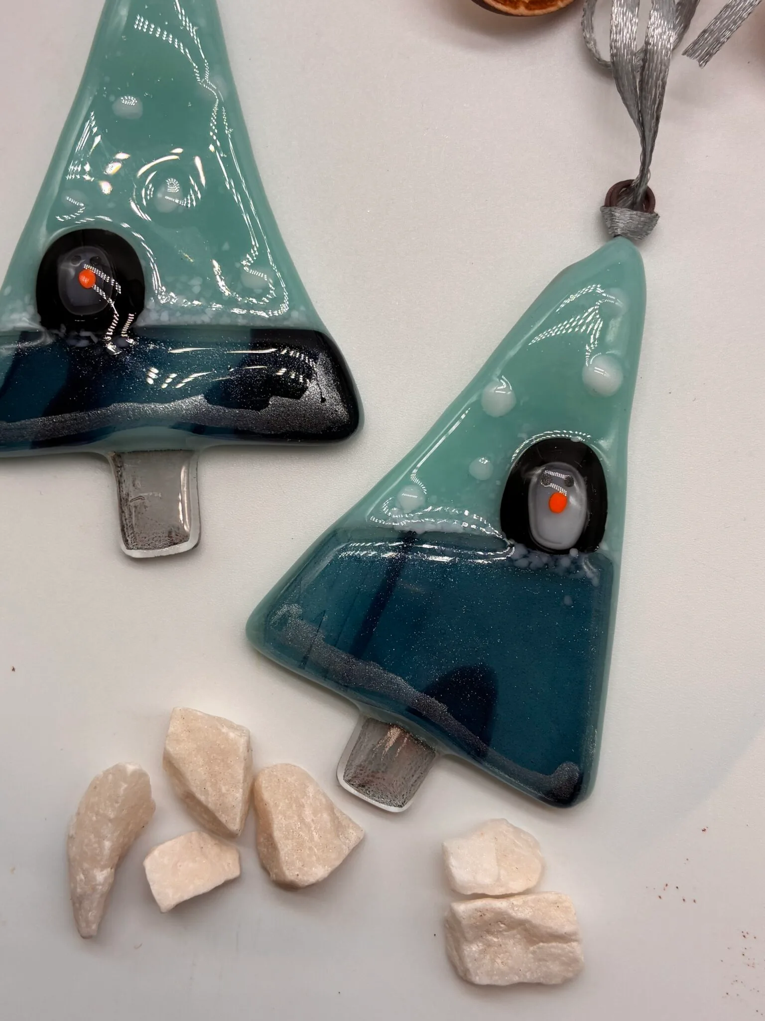 Fused glass christmas tree with little Penguin, tree decoration - Image 3