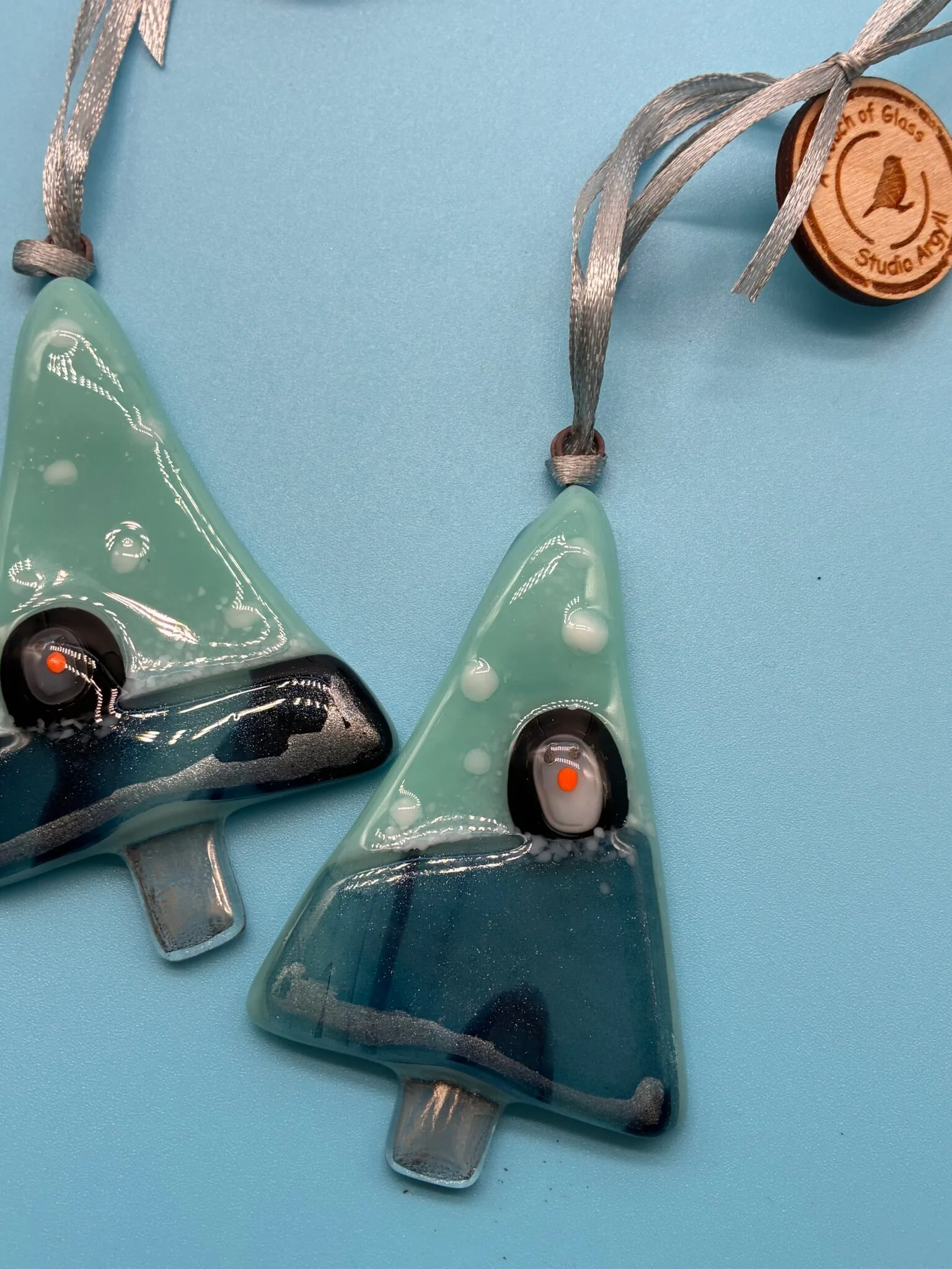 Fused glass christmas tree with little Penguin, tree decoration - Image 4